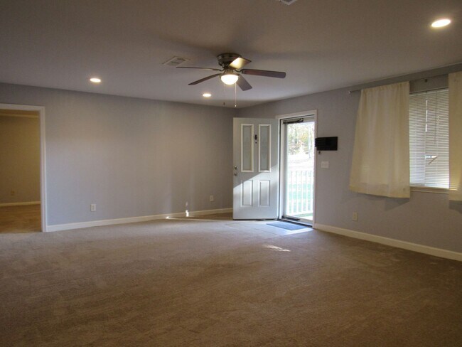 Building Photo - Contact Peggy 501 676 1758