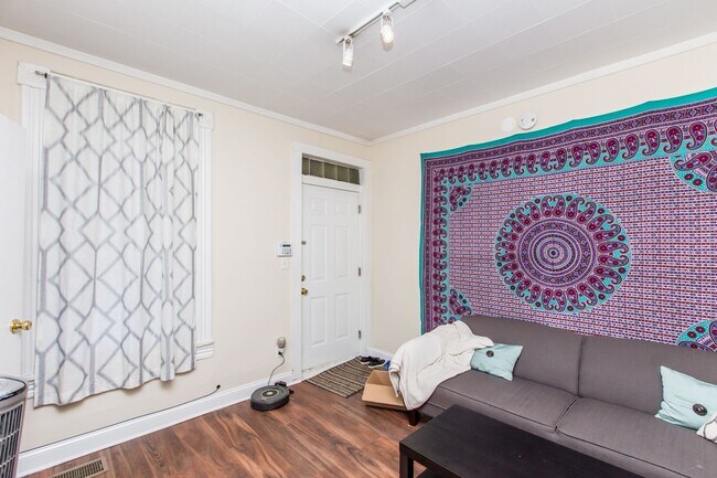 Building Photo - Affordable 2Bed/1bath in Wicker Park!  FREE Laundry!  FREE Internet!  Huge Private Deck!