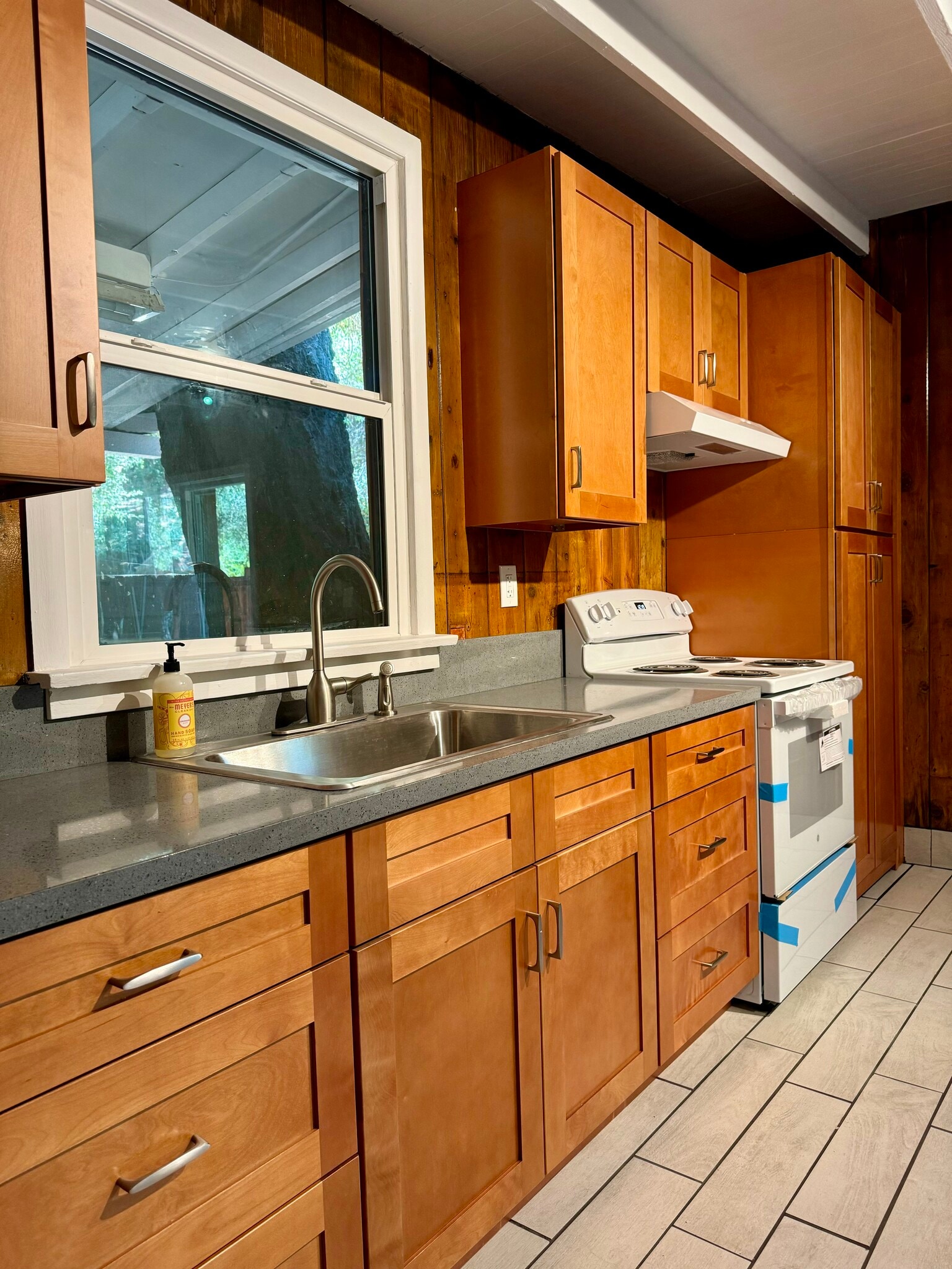 Building Photo - 1619 Oak Dr