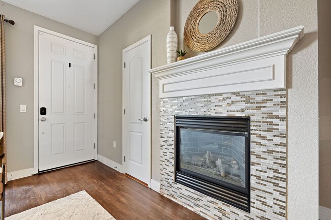 Building Photo - Charming & Updated Unit in Prime Denver Location