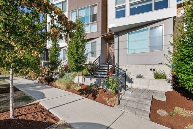 Building Photo - Elegant Mt. Baker End Unit Townhome with AIR CONDITIONING