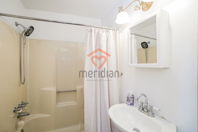 Building Photo - 1 bed / 1 bath ~ Fully Furnished