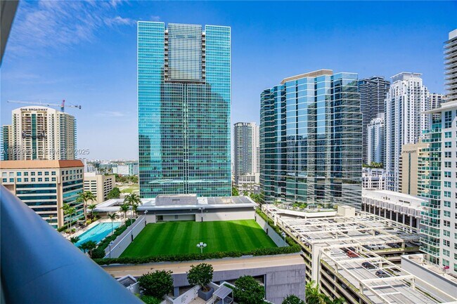 Building Photo - 1300 Brickell Bay Dr