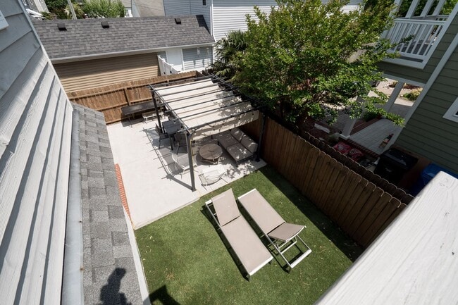 Building Photo - Immaculate 3 bedroom 2 bath bungalow at Oc...