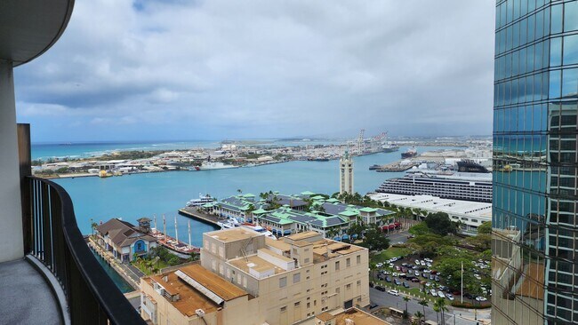 Building Photo - Harbor Square, Makai Building, 1 bedroom, ...