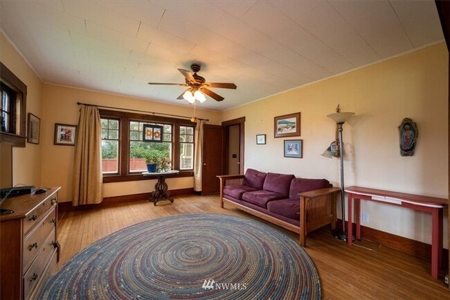 Building Photo - 3 Bedroom 1800 sq ft Cute Farm House with Acreage for Animals/Livestock