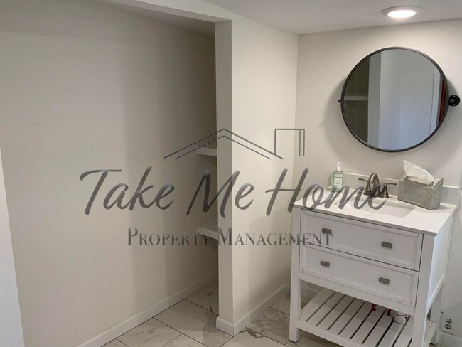 Building Photo - Charming Home in Great Location!