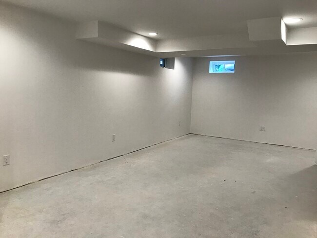 Building Photo - 33 Melbourne Ave