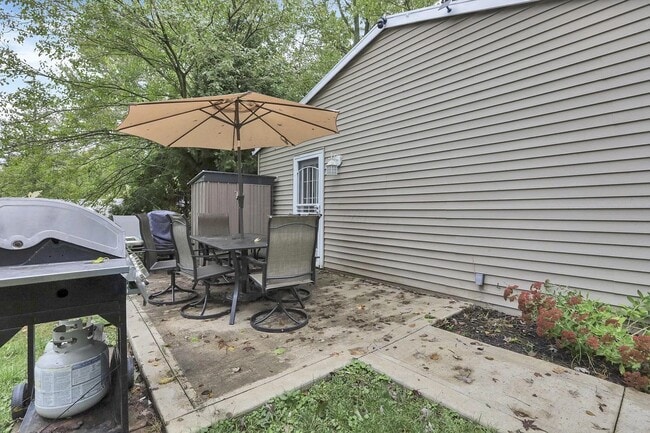 Building Photo - 455 Lakeview Dr