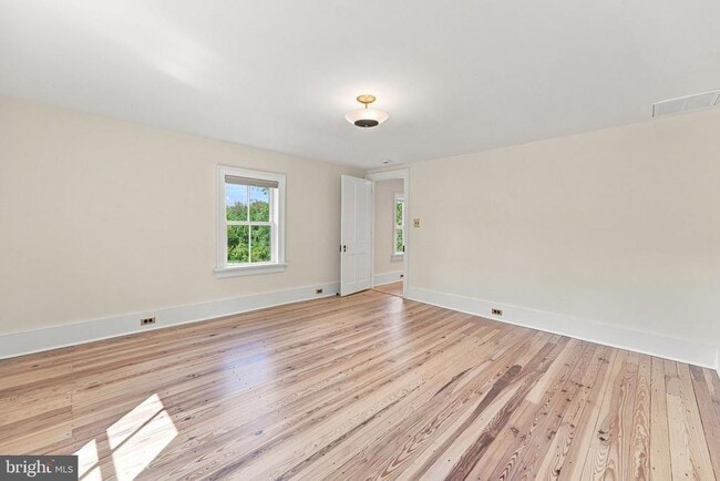 Building Photo - 5519 Hopewell Rd