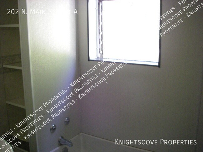 Building Photo - 202 N Main St