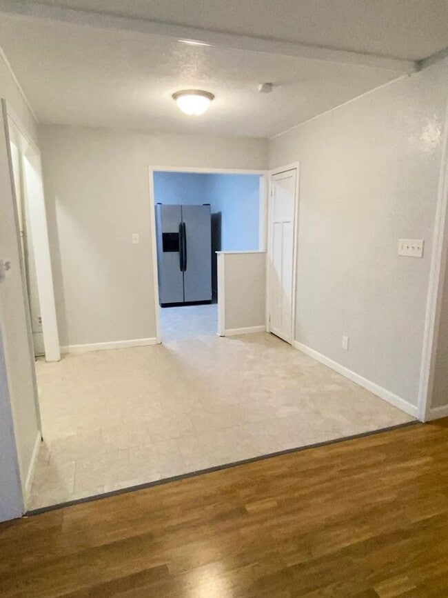 Building Photo - ~ RENT SPECIAL ~ HOLIDAY MERRINESS ~ 2 Bedroom, 1 bathroom West Side Apartment For Rent