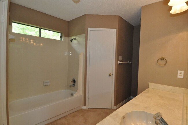 Building Photo - 13405 Saddlebrook Trail