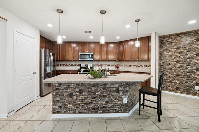 Building Photo - 16343 Oakside Hollow Ln