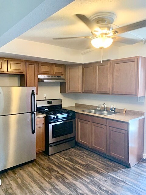 Embrace culinary creativity in this modern kitchen, equipped with stainless steel appliances and ample cabinet space. - Barnum Park