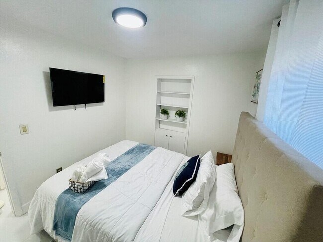 Building Photo - 5537 SW 6th St