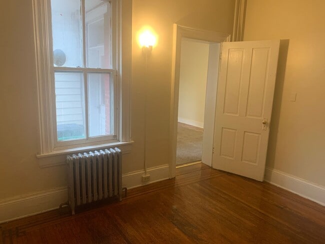 Building Photo - 1st Floor 2 Bedroom Apartment, Private Entrance, Small Yard, York City SD