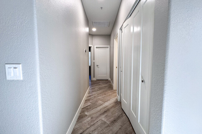Building Photo - 3Bed/2.5 Ba House in Gated Community in No...