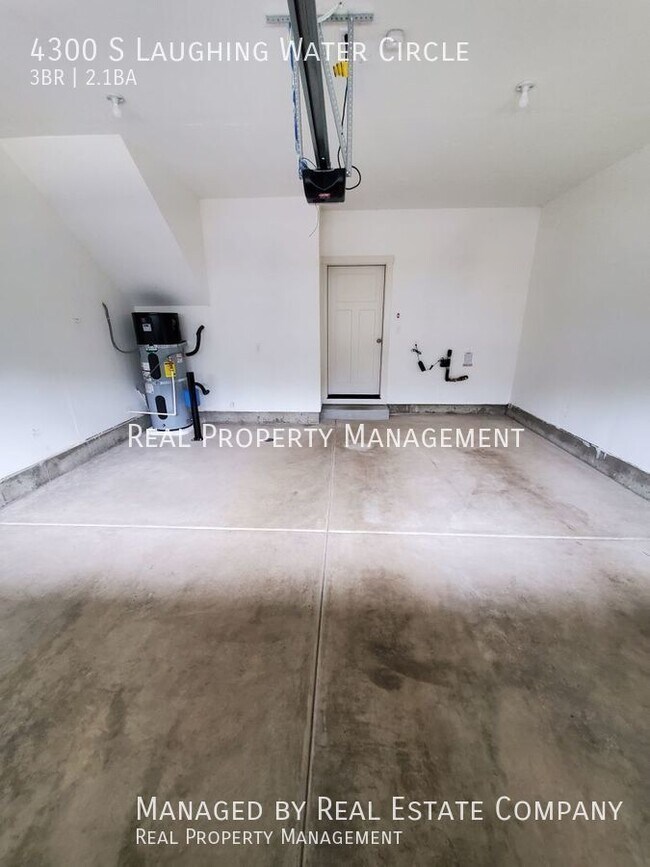 Building Photo - Modern Ridgefield Townhome with Two Car Ga...
