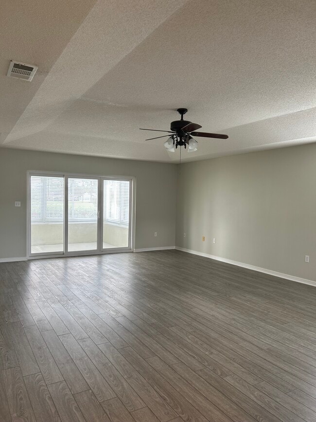 Building Photo - 9474 Villas Dr
