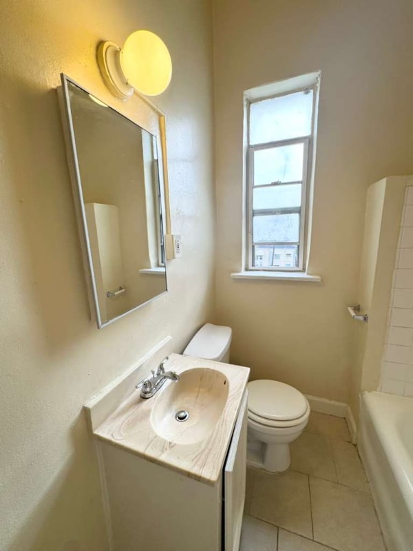 Building Photo - 901 S Kingsley Dr