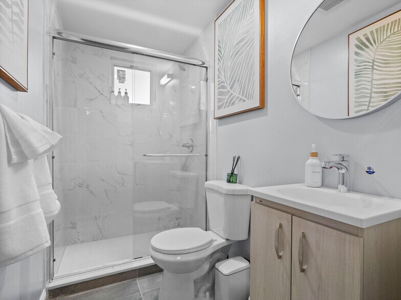 Building Photo - 168 School St