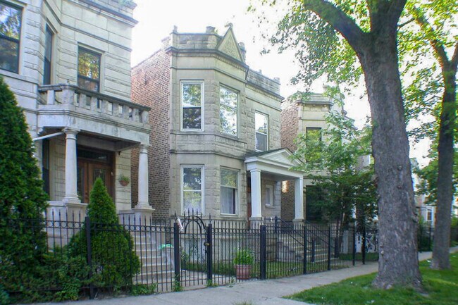 Building Photo - 2036 N Sawyer Ave