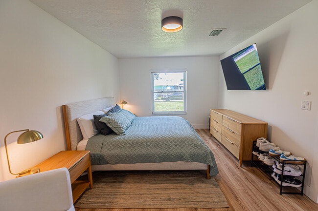 Building Photo - 526 SW Dairy Rd