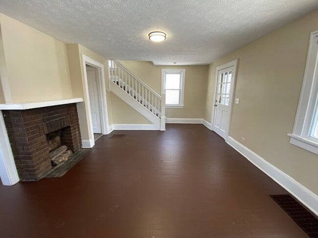 Building Photo - Classic 3-Bed Home with Covered Porch & Off-Street Parking