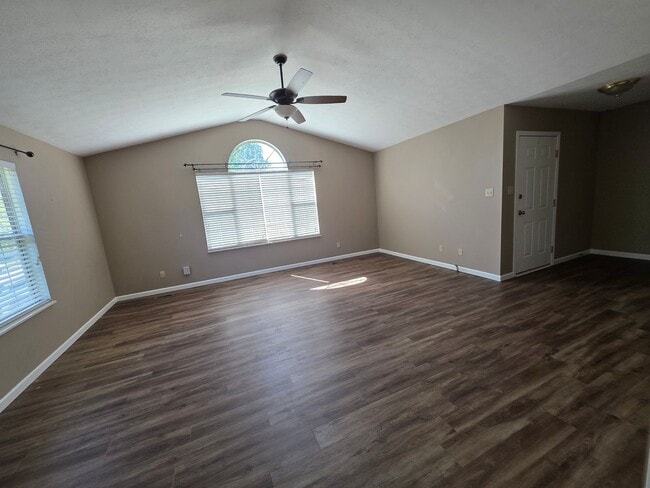 Building Photo - 1012 Willow Creek Cir