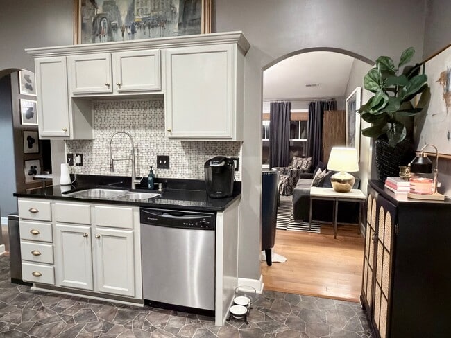 Building Photo - 1044 Hummingbird Ln