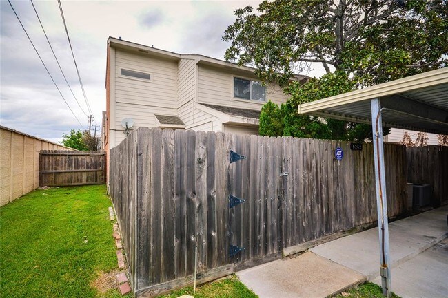 Building Photo - 9262 Westwood Village Dr