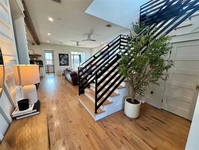 Building Photo - 805 Cordell St