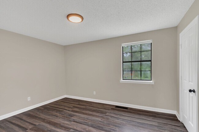 Building Photo - AVAILABLE NOW. 2 BD 1 1/2 BATH. CLOSE TO E...