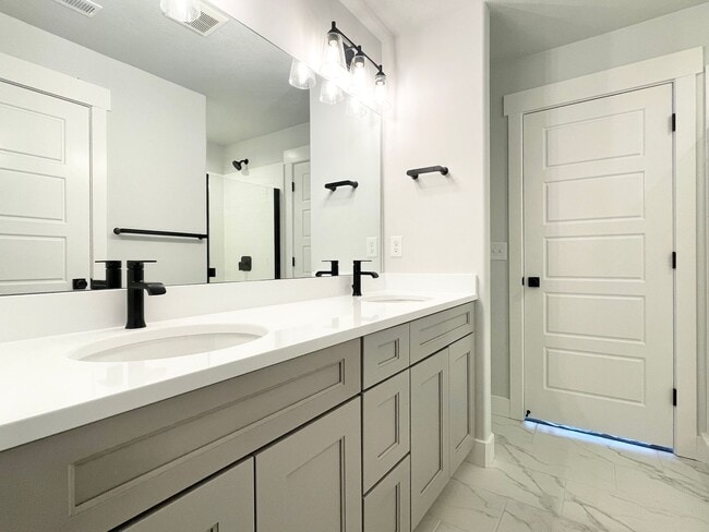 Building Photo - Awesome Corner Townhome at Mountain Ridge!