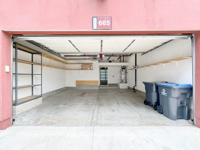 Building Photo - Live & Work Industrial Art Loft with Two C...