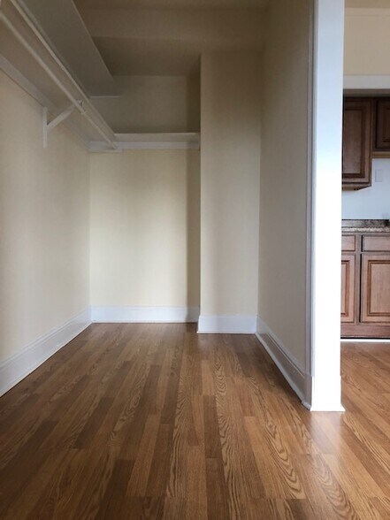 Building Photo - 3335 W Diversey Ave