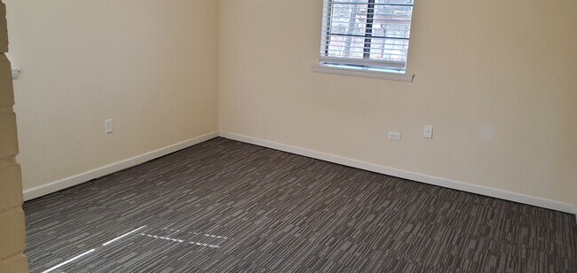 Building Photo - 4 bd, 2 ba, old SW Columbia, corner lot, great shape, fenced, hardwoods, W/D