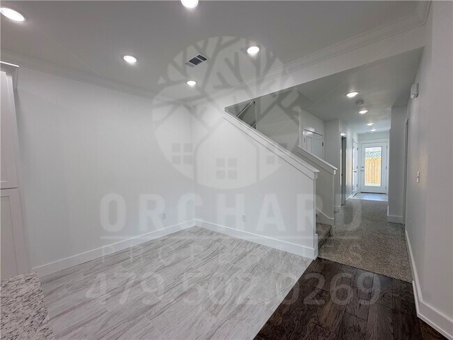 Building Photo - 2002 E Brookview Dr