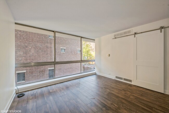 Building Photo - 320 W Oakdale Ave