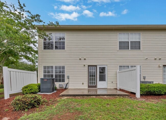 Building Photo - 749 Majestic Dr