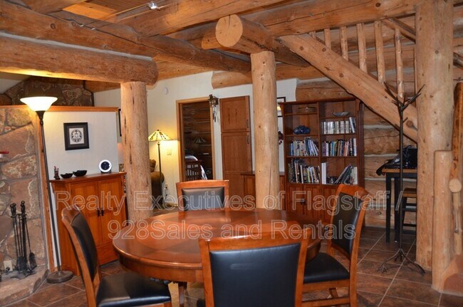 Building Photo - 1500 E Iris Trail