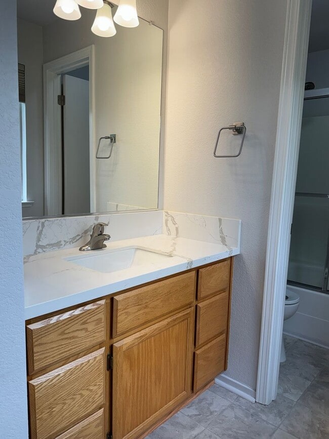 Building Photo - Recently remodeled charmer!