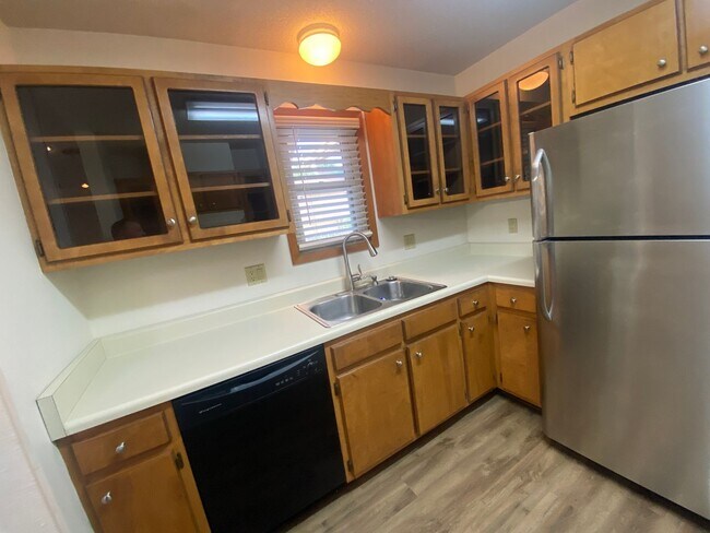 Building Photo - 2 Bedroom Greenbriar Condo!