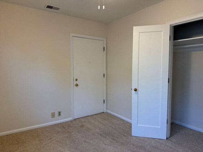 Building Photo - Cozy 2 Bedroom Home