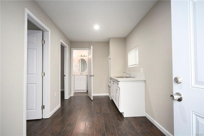 Building Photo - AVAILABLE NOW! LOVELY Remodeled 2 Bedroom ...