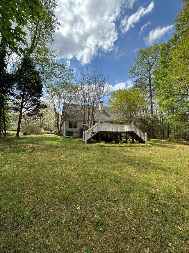 Building Photo - Move-In ready 3-bedroom 2-bathroom house on the Eastside