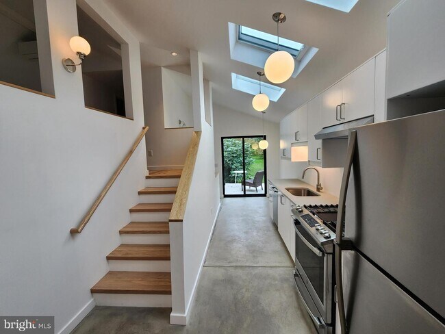 Building Photo - 1048 Prospect St