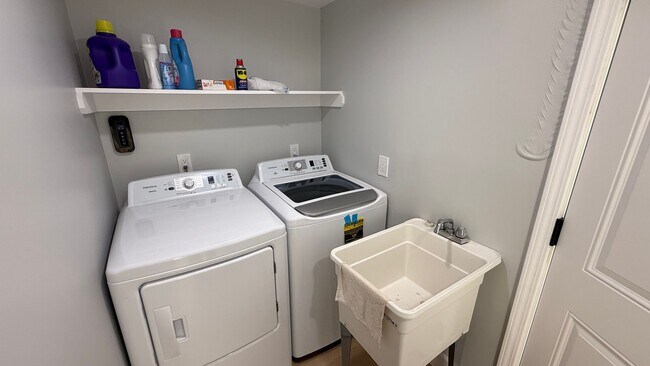 Building Photo - EPIC REA: Charming 2 Bed/ 1 Bath Home in O...