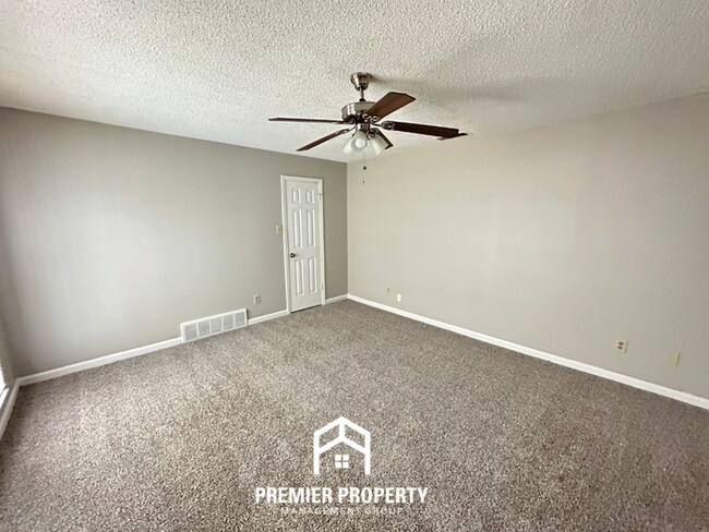 Building Photo - Beautiful 3BR/2BA Near Southwind | Soaring Vaulted Ceilings, Fireplace & Quiet Cove